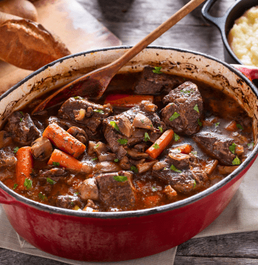 bœuf bourguignon spécialité au vin de Bourgogne à découvrir avec votre chien dans un restaurant local