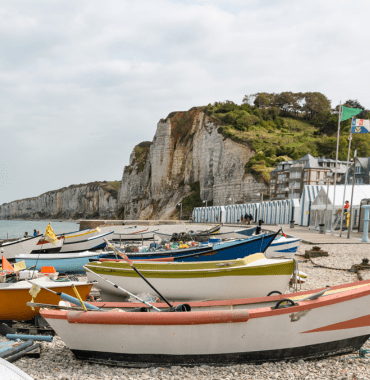 port du village d'Yport aux alentours d'Etretat en Normandie avec un chien