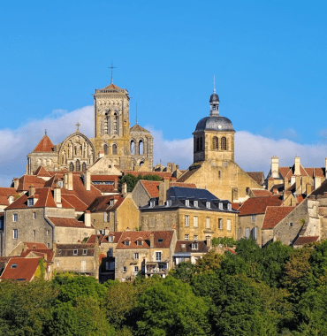 colline et Basilique de Vezelay en Bourgogne à découvrir avec un chien sur les routes des vins de Bourgogne