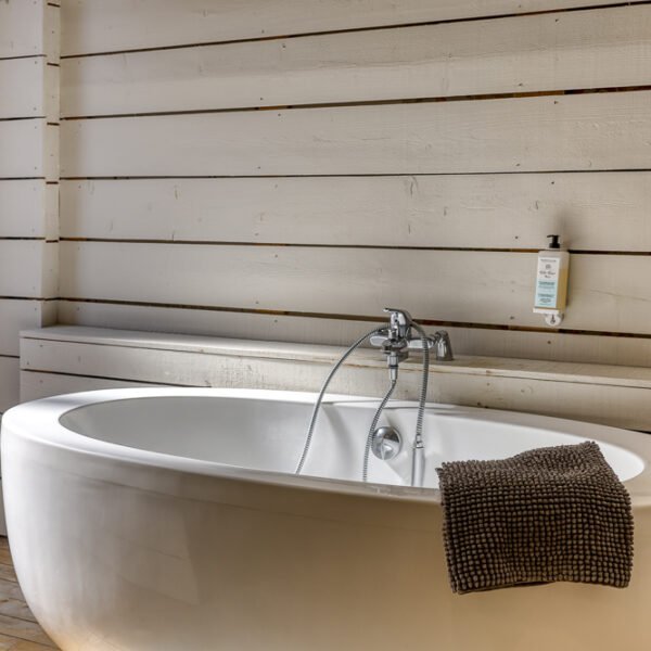 Baignoire d'une salle de bain de l'Hôtel La Féline Blanche à Saint Gervais les Bains en Haute Savoie dans les Alpes en France