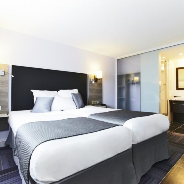 Chambre double confortable à L'Hôtel Kyriad Lyon Sud Sainte Foy en Rhône Alpes proche du centre de Lyon