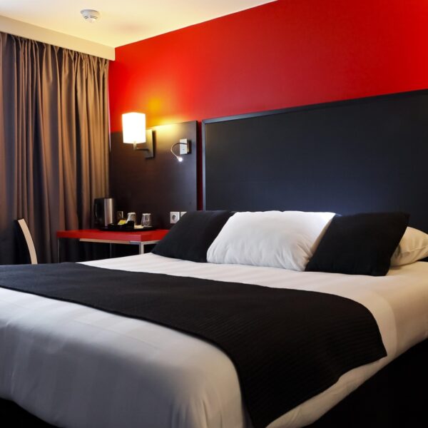 Chambre double confortable à L'Hôtel Kyriad Lyon Sud Sainte Foy en Rhône Alpes proche du centre de Lyon