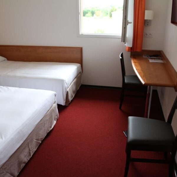 Chambre triple du Brit Hôtel Villeneuve-sur-Lot dans le Lot et Garonne en plein Sud Ouest de la France