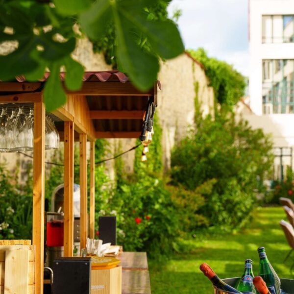 Jardin clos de l'Hôtel Mercure Bordeaux Château Chartrons dans le Centre Historique de Bordeaux en Gironde