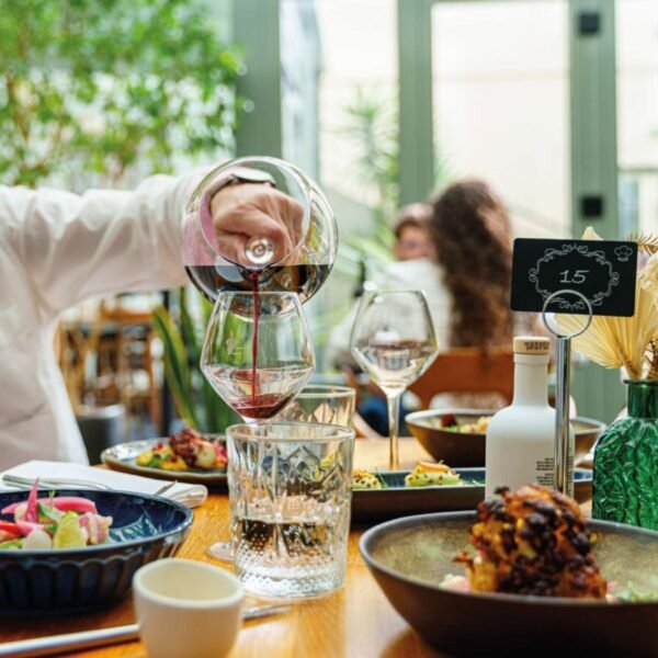 Repas au restaurant de l'Hôtel Mercure Bordeaux Château Chartrons dans le Centre Historique de Bordeaux en Gironde