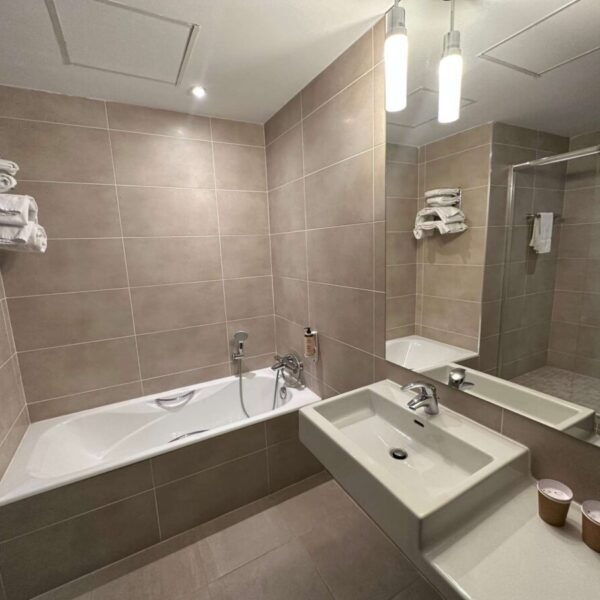 Salle de bain de l'Hôtel Mercure Bordeaux Château Chartrons dans le Centre Historique de Bordeaux en Gironde