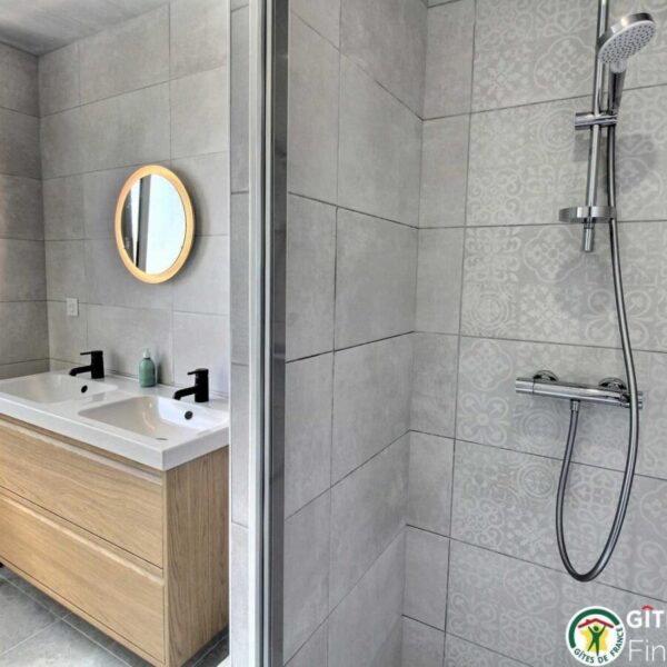 Salle de bain moderne du Gîte La Salicorne en Bretagne dans le Finistère à Plouescat