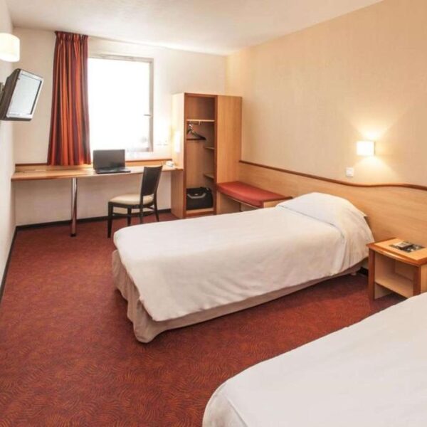 Chambre avec deux lits simples au Brit Hôtel Montauban dans le Tarn et Garonne au cœur su Sud Ouest de la France