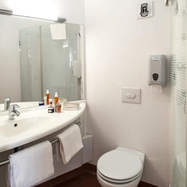 Salle de bain du Brit Hôtel Villeneuve-sur-Lot dans le Lot et Garonne en plein Sud Ouest de la France