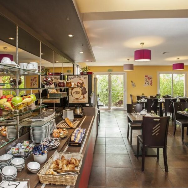 Buffet de petit déjeuners et salle du restaurant du Brit Hôtel Villeneuve-sur-Lot dans le Lot et Garonne en plein Sud Ouest de la France