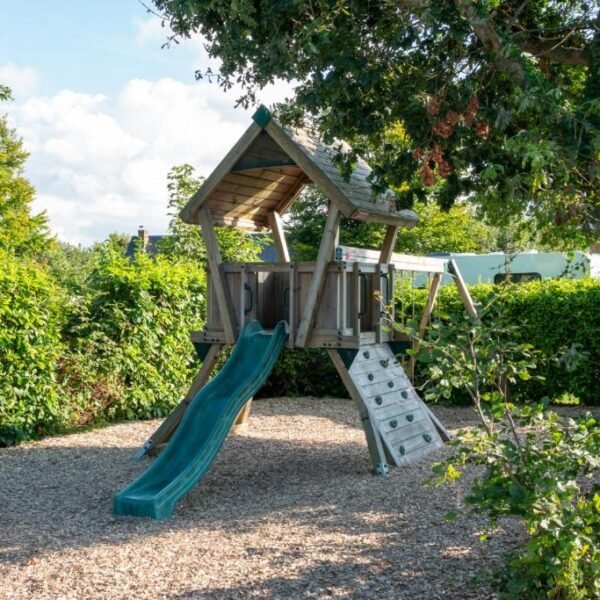 Aire de jeux enfants au Camping Abijune près d'Etretat en Normandie sur le littoral de la Seine Maritime
