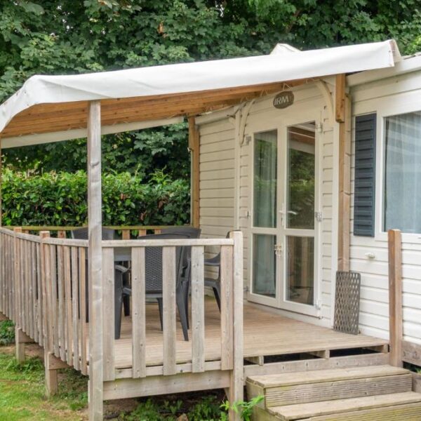 Terrasse d'un mobile home au Camping Abijune près d'Etretat en Normandie sur le littoral de la Seine Maritime
