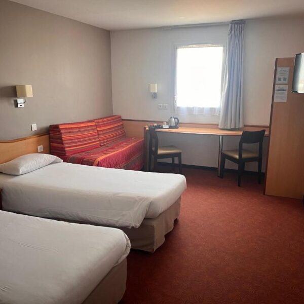 Chambre avec deux lits simples au Brit Hôtel Montauban dans le Tarn et Garonne au cœur su Sud Ouest de la France