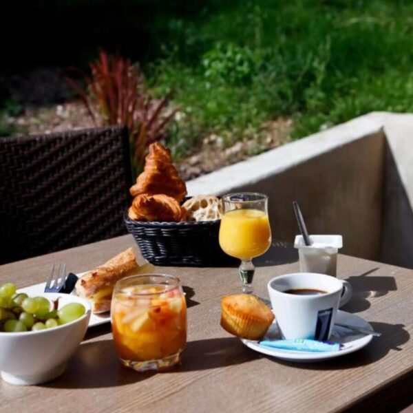 Petit déjeuner en terrasse à L'Hôtel Kyriad Lyon Sud Sainte Foy en Rhône Alpes proche du centre de Lyon