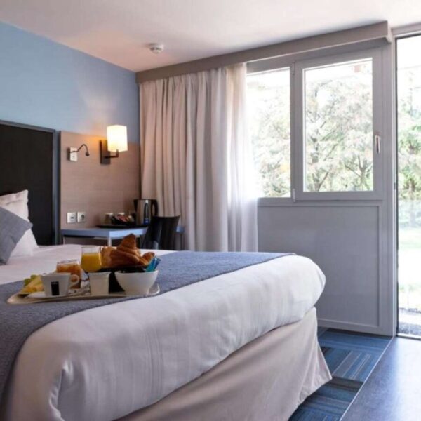 Chambre double confortable à L'Hôtel Kyriad Lyon Sud Sainte Foy en Rhône Alpes proche du centre de Lyon