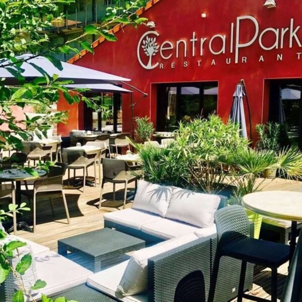 Terrasse du restaurant de L'Hôtel Kyriad Lyon Sud Sainte Foy en Rhône Alpes proche du centre de Lyon