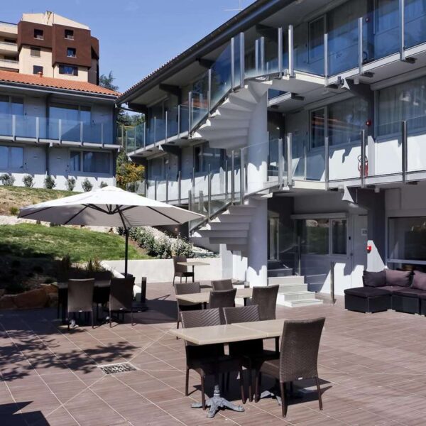 Terrasse du restaurant de L'Hôtel Kyriad Lyon Sud Sainte Foy en Rhône Alpes proche du centre de Lyon