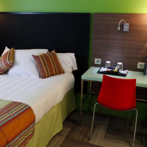 Chambre double confortable à L'Hôtel Kyriad Lyon Sud Sainte Foy en Rhône Alpes proche du centre de Lyon