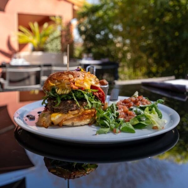Burger maison au restaurant de L'Hôtel Kyriad Lyon Sud Sainte Foy en Rhône Alpes proche du centre de Lyon