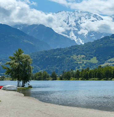 Plage autorisée aux chiens au lac de Passy en Haute-Savoie et panorama sur le Mont Blanc
