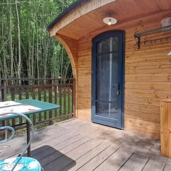 Terrasse devant la Roulotte de Terra Bosca, Logement insolite au cœur du Tarn dans le Haut Languedoc