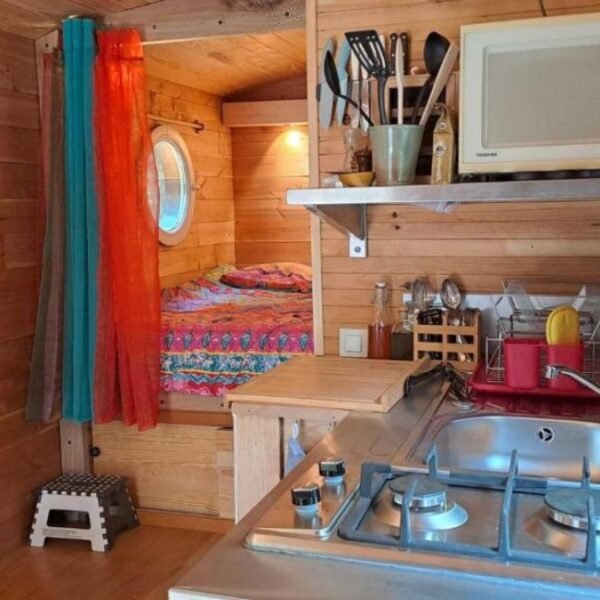 Aménagement intérieur de la Roulotte de Terra Bosca, Logement insolite au cœur du Tarn dans le Haut Languedoc
