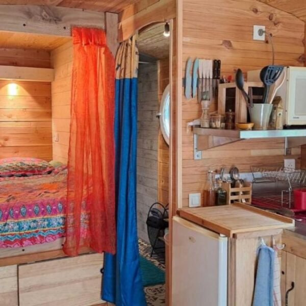 Aménagement intérieur de la Roulotte de Terra Bosca, Logement insolite au cœur du Tarn dans le Haut Languedoc