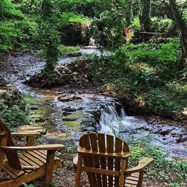 Fauteuils devant la rivière au Gîte de Terra Bosca en plein cœur du Tarn dans le Haut Languedoc