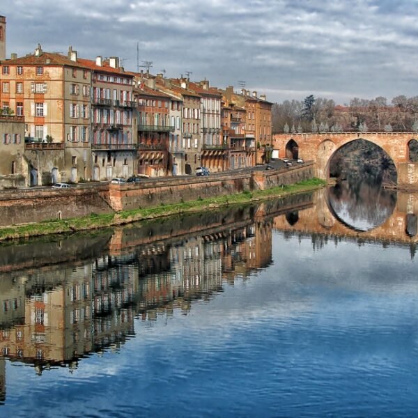Le centre historique de Montauban, proche du Brit Hôtel Montauban dans le Tarn et Garonne au cœur su Sud Ouest de la France
