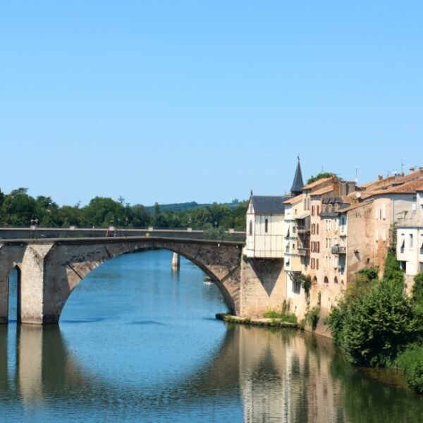 Le centre historique proche du Brit Hôtel Villeneuve-sur-Lot dans le Lot et Garonne en plein Sud Ouest de la France