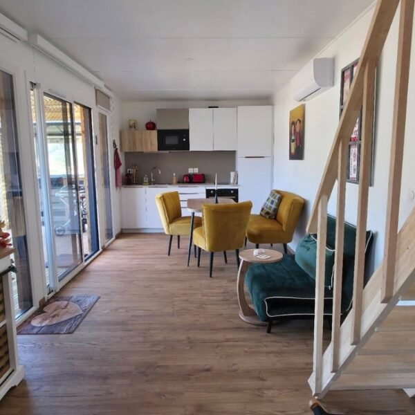Grande pièce à vivre du Chalet Aux Sons des Cloches en Alsace tout proche des Vosges