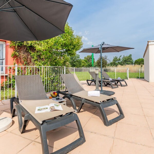 Terrasse et transat à l'Appart'City Confort Toulouse Aéroport Cornebarrieu en Haute Garonne en Occitanie
