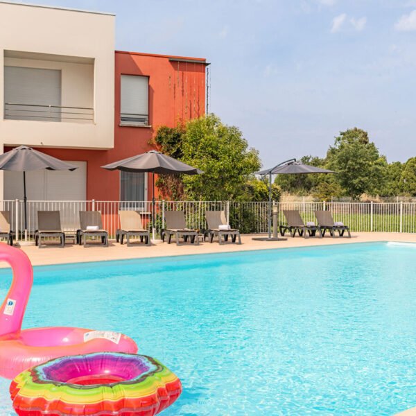Piscine de l'Appart'City Confort Toulouse Aéroport Cornebarrieu en Haute Garonne en Occitanie