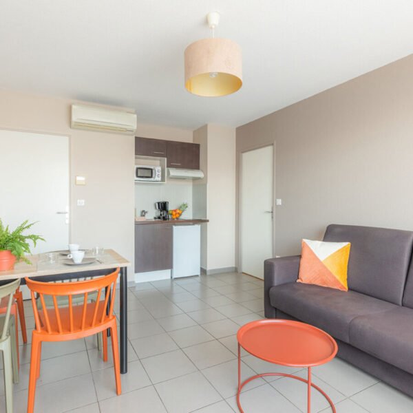 Salon et coin repas de l'Appart'City Confort Toulouse Aéroport Cornebarrieu en Haute Garonne en Occitanie