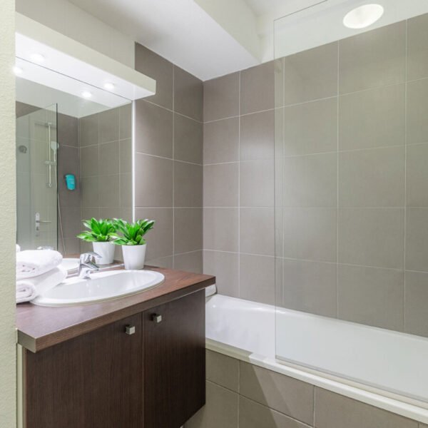 Salle de bain de l'Appart'City Confort Toulouse Aéroport Cornebarrieu en Haute Garonne en Occitanie