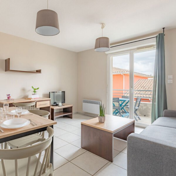 Salon et coin repas à l'Appart'City Classic Toulouse Colomiers en Haute Garonne en Occitanie