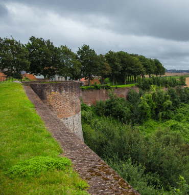 remparts de Montreuil-sur-Mer dans le Pas-de-Calais accessibles avec un chien