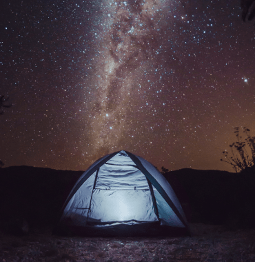 tente sous les étoiles en été