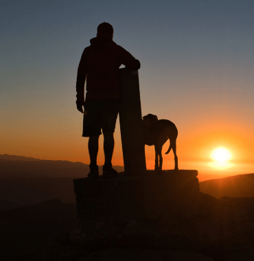 la montagne en été offre de beaux levers et coucher de soleil à partager avec un chien