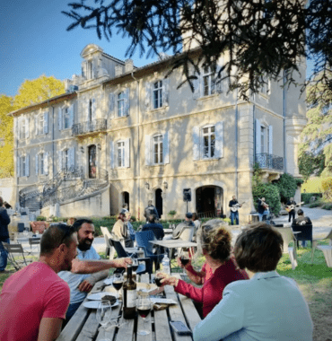 visite oenotouristique en groupe avec un chien au château capion dans l'Hérault