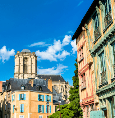 visite de villes et villages dans la Sarthe avec un chien