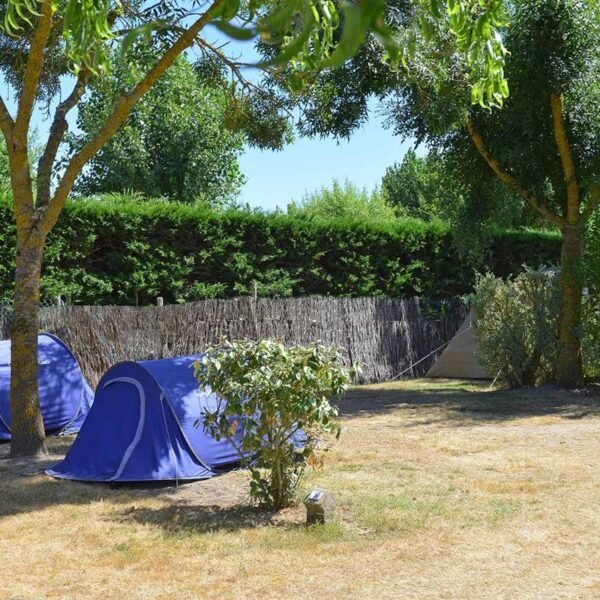 Espace camping traditionnel au Camping l'Abri Des Pins en Vendée à Saint Jean de Monts sur la Côte Atlantique