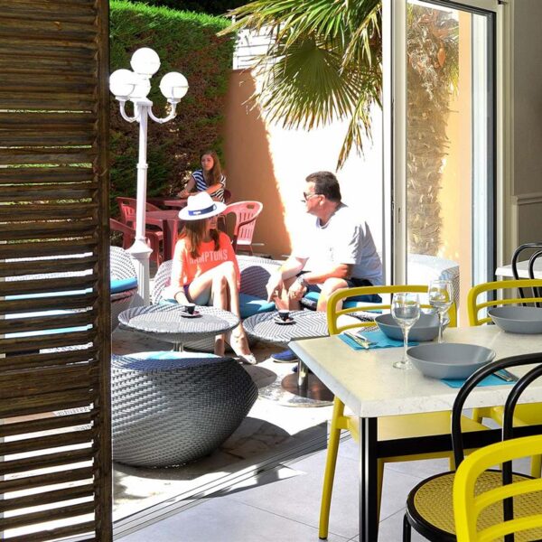 Terrasse d'un mobil home au Camping l'Abri Des Pins en Vendée à Saint Jean de Monts sur la Côte Atlantique