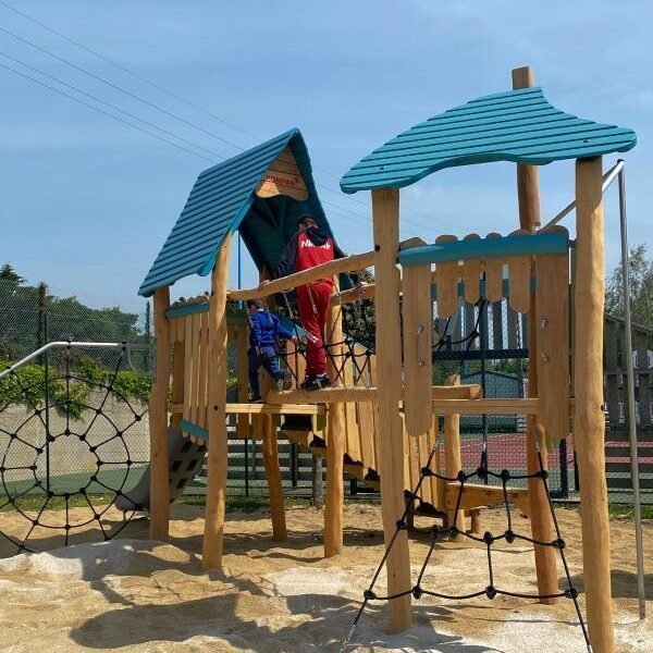 Aire de jeux enfants du Camping l'Abri Des Pins en Vendée à Saint Jean de Monts sur la Côte Atlantique