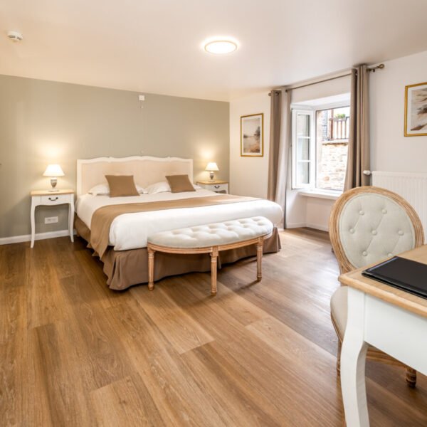 Chambre double de l'Hôtel de la Porte St Malo à Dinan en Bretagne dans les Côtes d'Armor