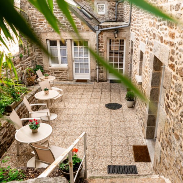 Terrasse de l'Hôtel de la Porte St Malo à Dinan en Bretagne dans les Côtes d'Armor