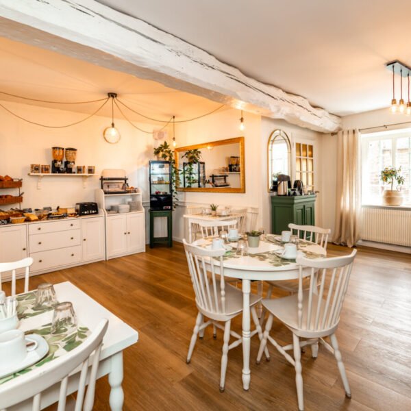 Salle de restaurant de l'Hôtel de la Porte St Malo à Dinan en Bretagne dans les Côtes d'Armor