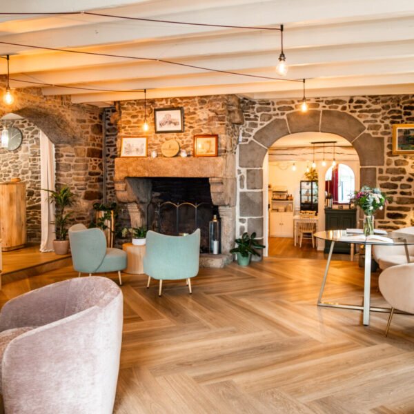 Salon avec cheminée de l'Hôtel de la Porte St Malo à Dinan en Bretagne dans les Côtes d'Armor