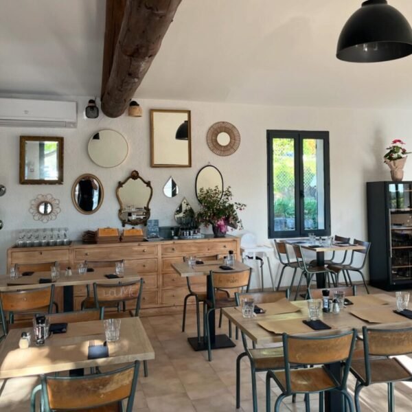 Salle du Restaurant La Cerise au Camping La Cerise en Provence au pied du Mont Ventoux près de Carpentras aux portes du Lubéron dans le Sud de la France