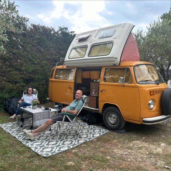 Camping en van au Camping La Cerise en Provence au pied du Mont Ventoux près de Carpentras aux portes du Lubéron dans le Sud de la France
